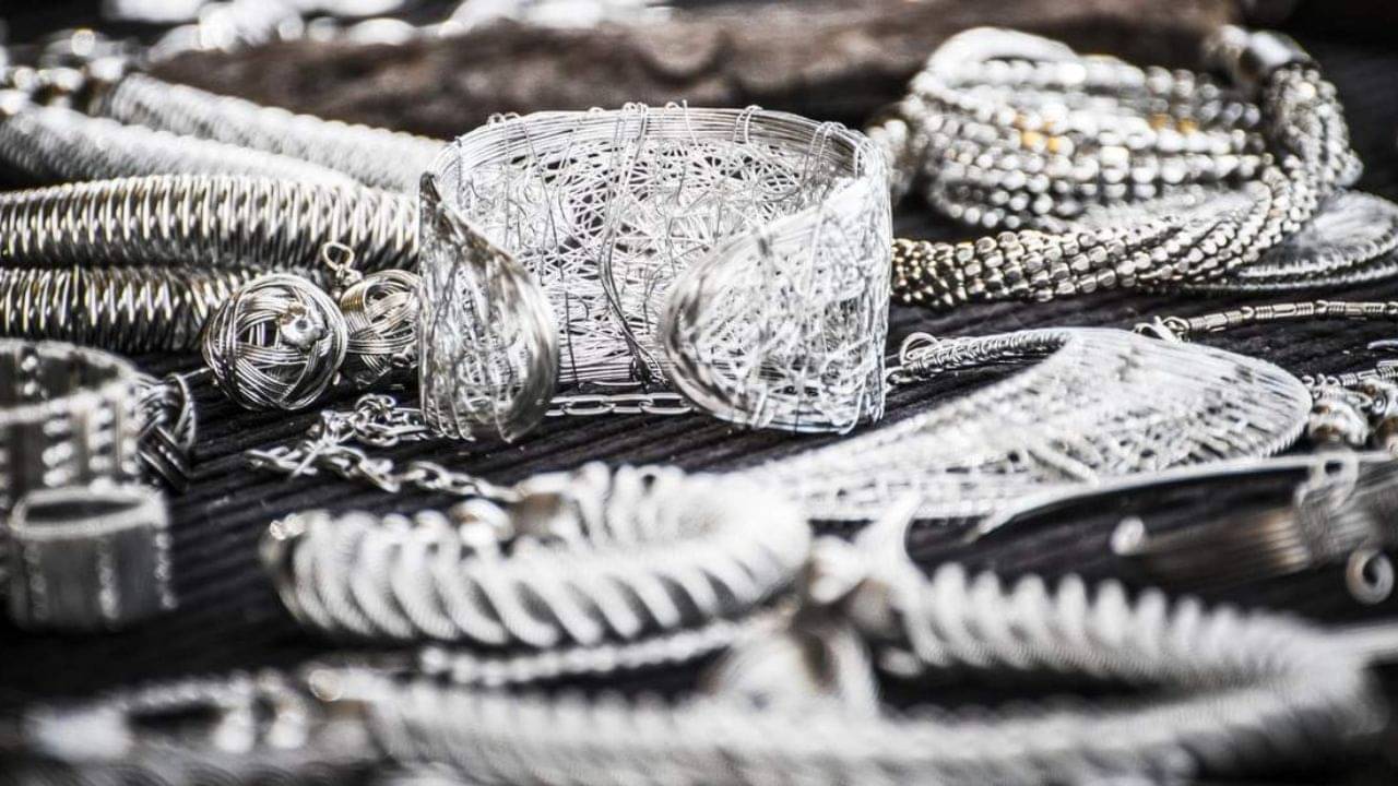 Silver Remedies: সোনার চেয়েও দামি! রুপো পরার আগে কী কী জিনিস মাথায় রাখবেন, ভাগ্যকে উজ্জ্বল করতে কী করবেন?