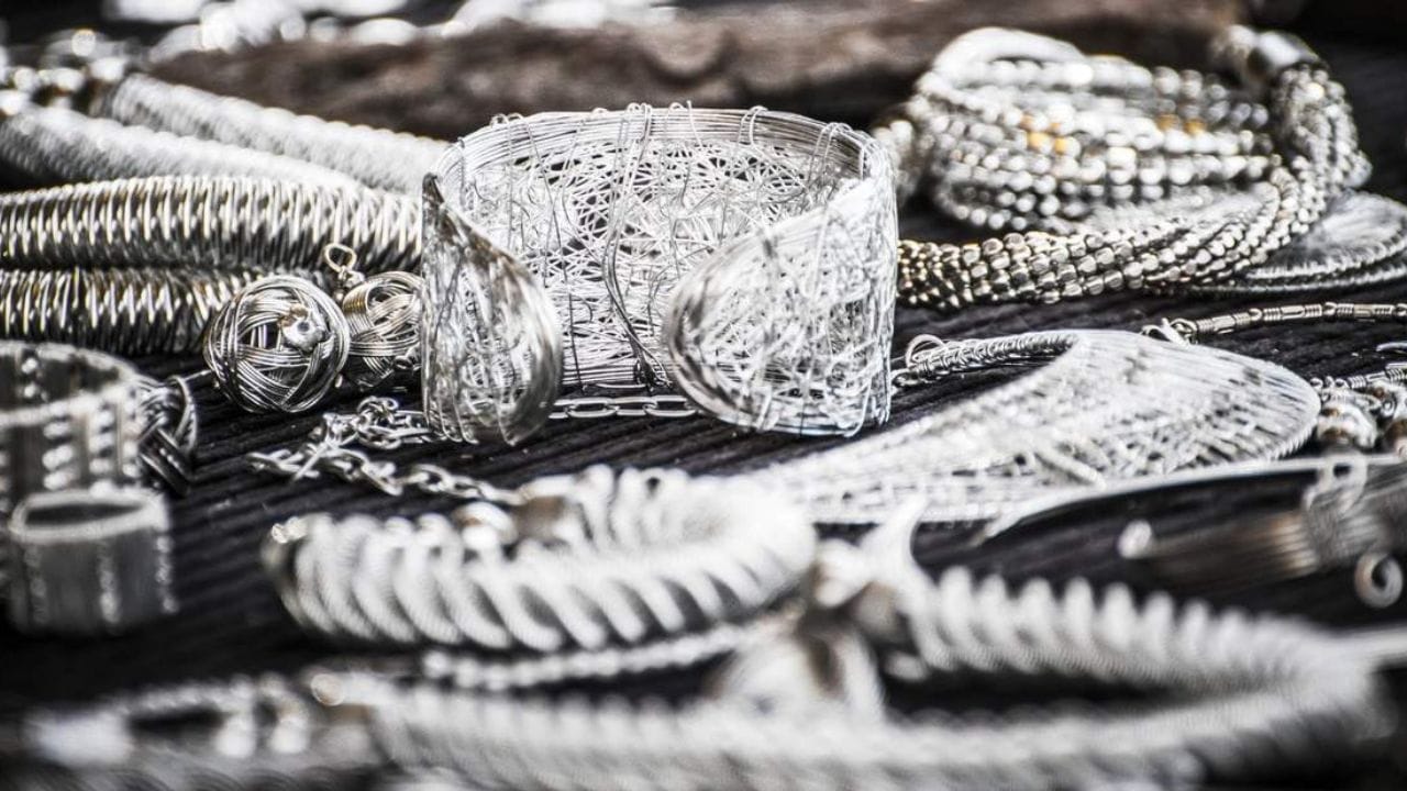 Silver Remedies: সোনার চেয়েও দামি! রুপো পরার আগে কী কী জিনিস মাথায় রাখবেন, ভাগ্যকে উজ্জ্বল করতে কী করবেন? Silver Remedies: সোনার চেয়েও দামি! রুপো পরার আগে কী কী জিনিস মাথায় রাখবেন, ভাগ্যকে উজ্জ্বল করতে কী করবেন?