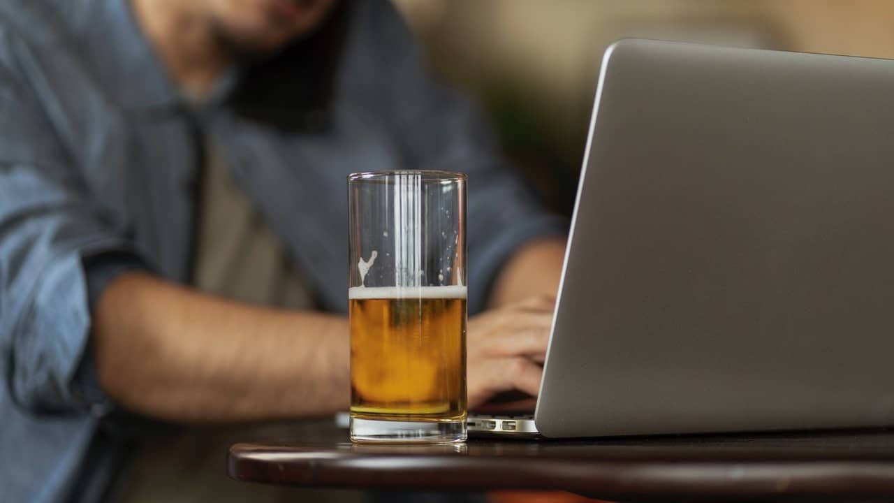 Haryana: অফিসে কাজ করতে করতেই বিয়ার ও ওয়াইন পান! ভারতের এই রাজ্যে বড় সিদ্ধান্ত