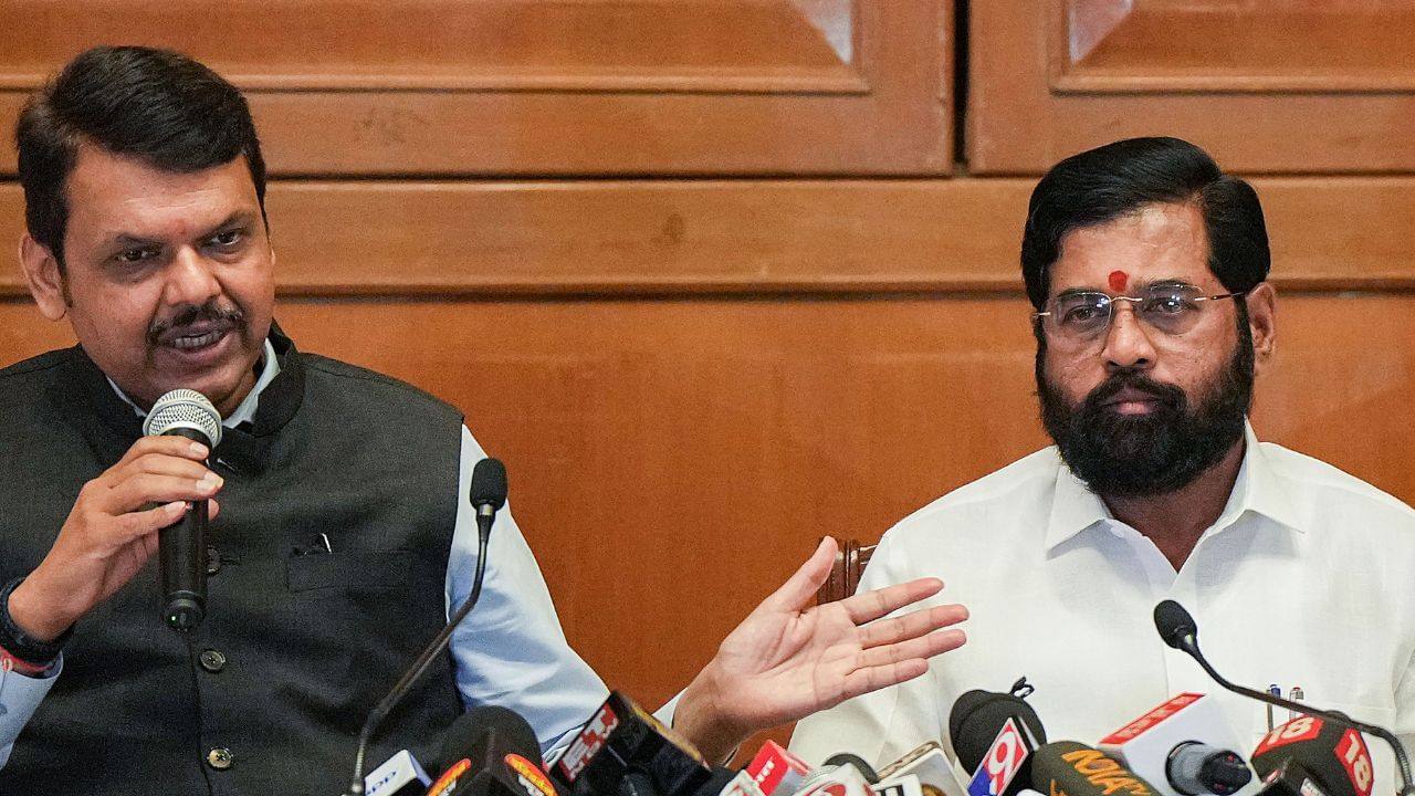 Shiv Sena: শিন্ডে শিবিরে ফাটল? বিজেপিকে নিয়ে অসন্তুষ্ট ২২ বিধায়ক, ৯ সাংসদ! ছাড়তে চান শিবসেনা, দাবি সামনায় Shiv Sena: শিন্ডে শিবিরে ফাটল? বিজেপিকে নিয়ে অসন্তুষ্ট ২২ বিধায়ক, ৯ সাংসদ! ছাড়তে চান শিবসেনা, দাবি সামনায়