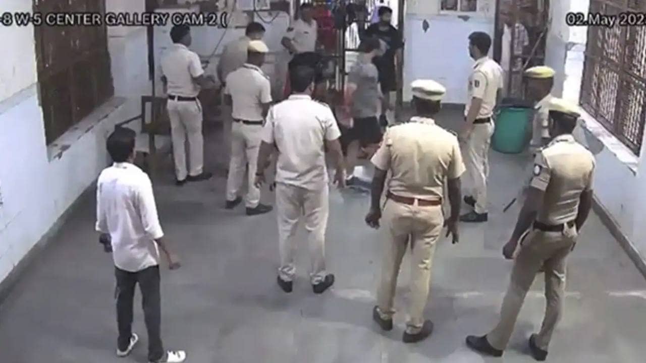 ভিডিয়ো: পুলিশকর্মীদের সামনেই কোপানো হয়েছিল গ্যাংস্টার তিলুকে! প্রশ্নের মুখে তিহাড় জেল কর্তৃপক্ষের ভূমিকা