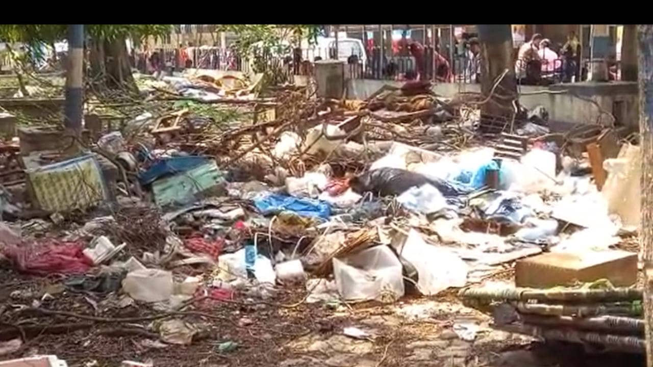 Chinsurah Imambara Hospital: হাসপাতালে আবর্জনার স্তূপে ক্ষুব্ধ রোগীর পরিজনরা! গাছ লাগিয়ে পরিস্থিতি বদলের আশ্বাস সুপারের