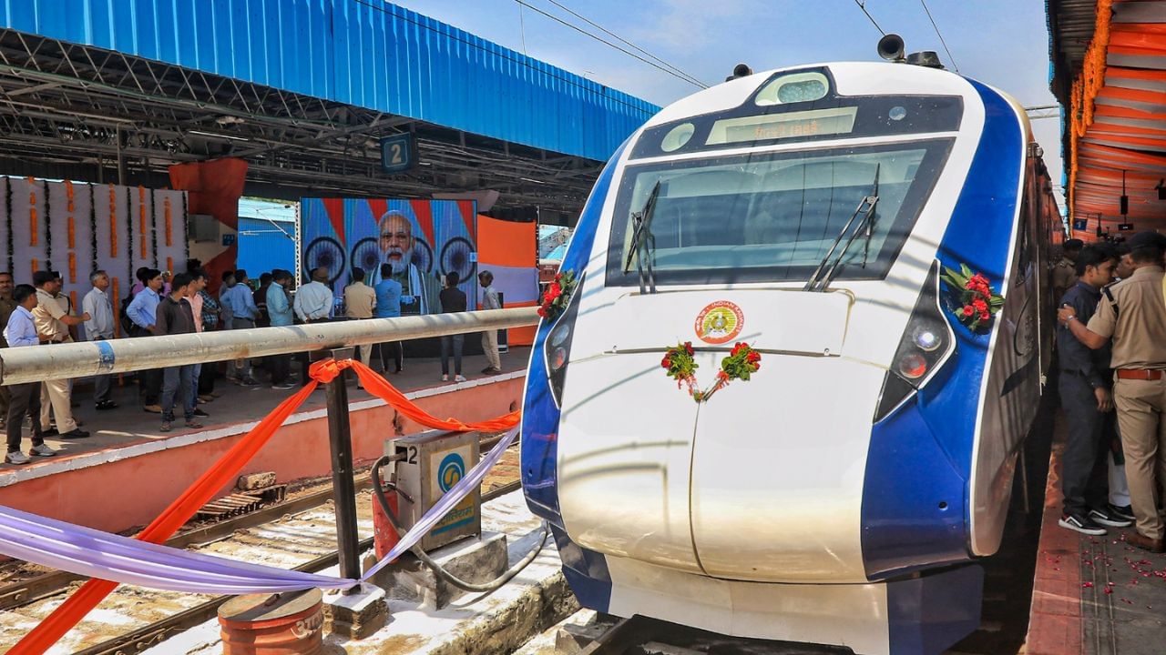 Vande Bharat Express Popularity: ১০০ শতাংশেরও বেশি চাহিদা হাওড়া-এনজেপি বন্দে ভারতের, দেশের সেরা বন্দে ভারত ট্রেন কোনটি, জানেন? Vande Bharat Express Popularity: ১০০ শতাংশেরও বেশি চাহিদা হাওড়া-এনজেপি বন্দে ভারতের, দেশের সেরা বন্দে ভারত ট্রেন কোনটি, জানেন?