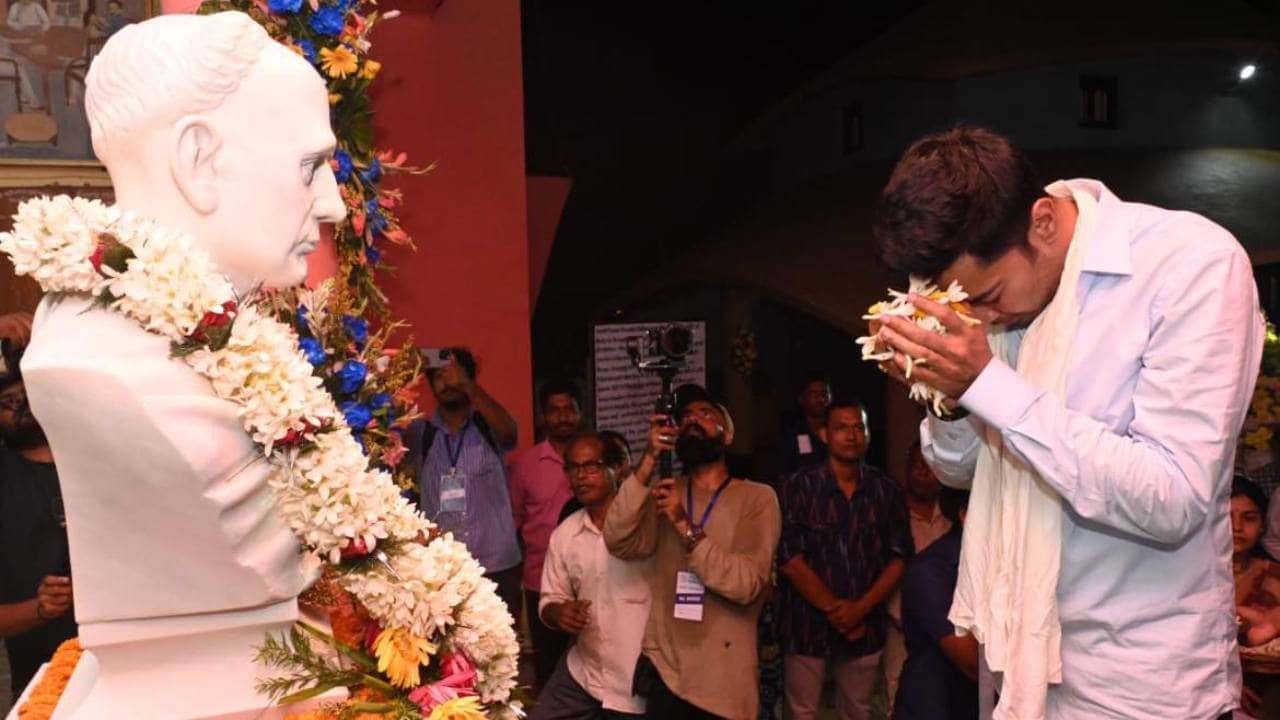 Abhishek Banerjee: রাস্তার ধারে চা খাওয়া থেকে বিদ্যাসাগরের বাড়ি পরিদর্শন, জন সংযোগ কর্মসূচিতে অন্য রূপে অভিষেক