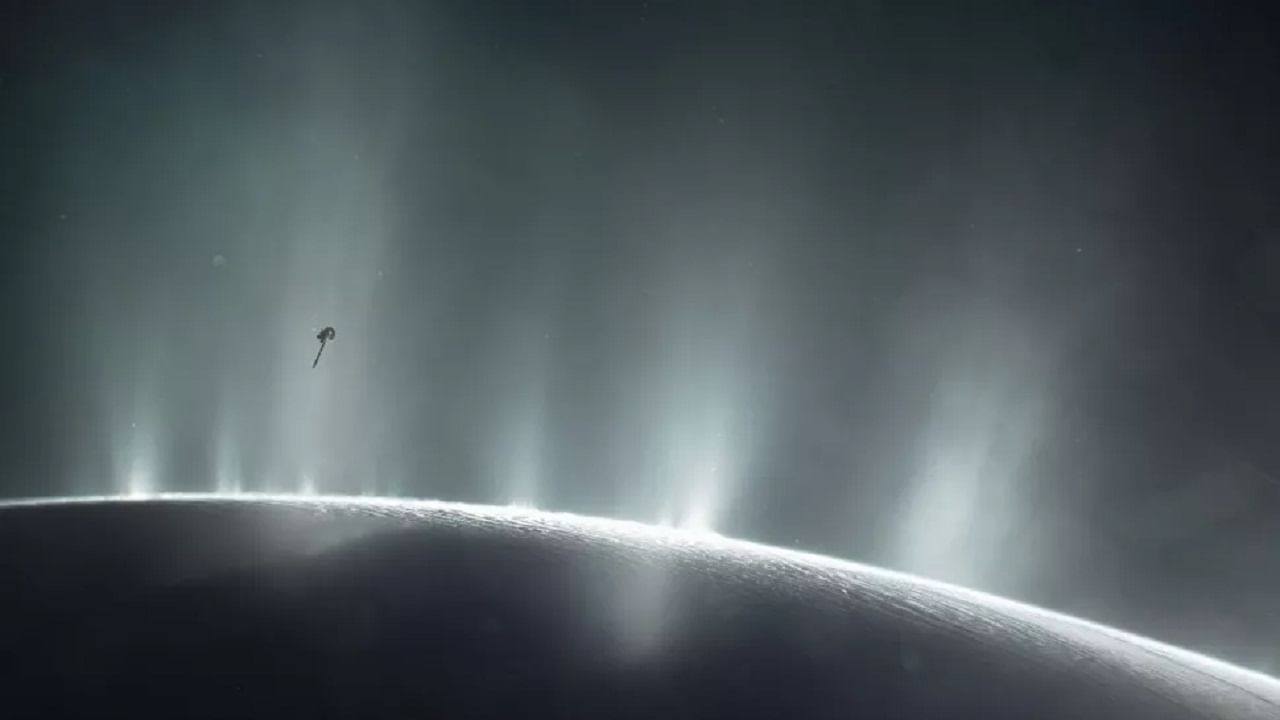 Saturn's Moon Enceladus: শনির এই উপগ্রহে জলের ফোয়ারা পেলেন নাসার বিজ্ঞানীরা, তবে কি মিলবে প্রাণও?