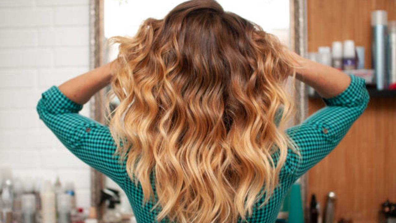 Wavy Hair: ঢেউ খেলানো চুল পান ঘরে বসে, রইল টিপস ও টেকনিক