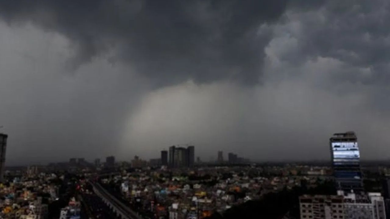 Kolkata Weather Update: কালো মেঘে ঢাকবে আকাশ, ঝেঁপে নামবে বৃষ্টি, বিস্তারিত জানুন আবহাওয়া খবর