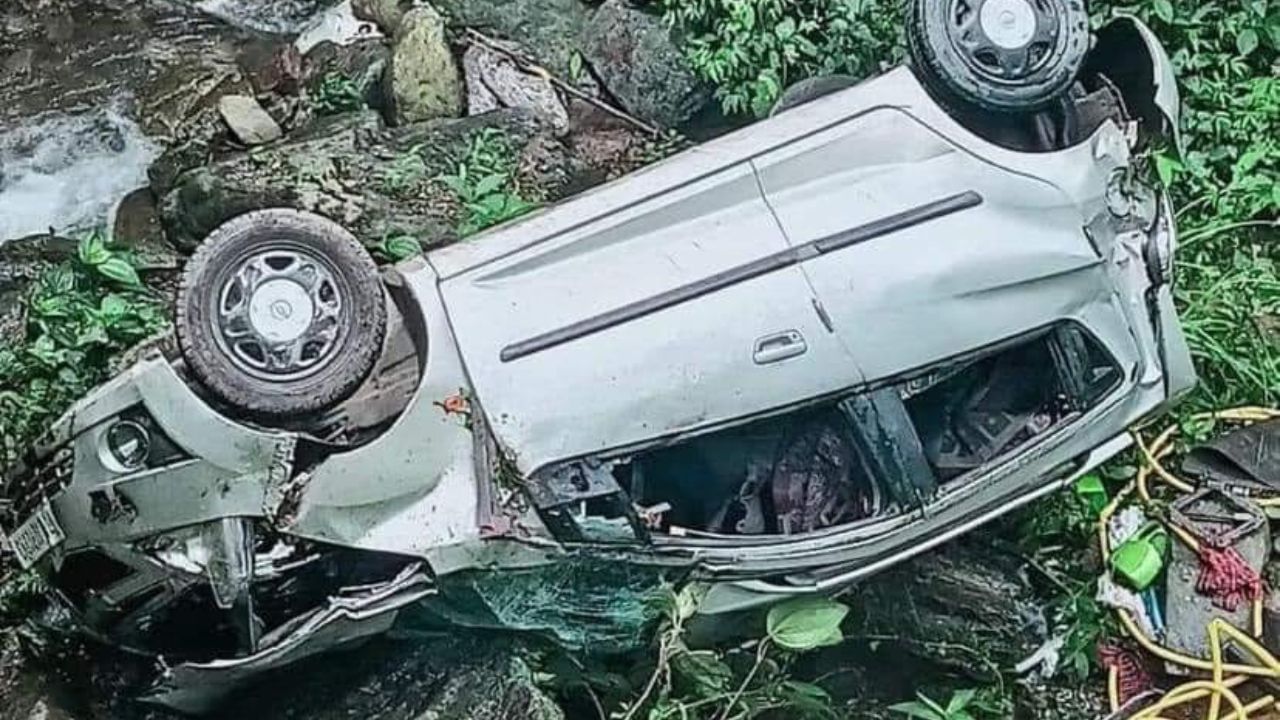 Sikkim Accident: মুশলধারে বৃষ্টিতে সিকিমে পদে পদে বিপদ, পাহাড়ি ঝোড়ার কাছে নিয়ন্ত্রণ হারিয়ে খাদে পড়ল গাড়ি