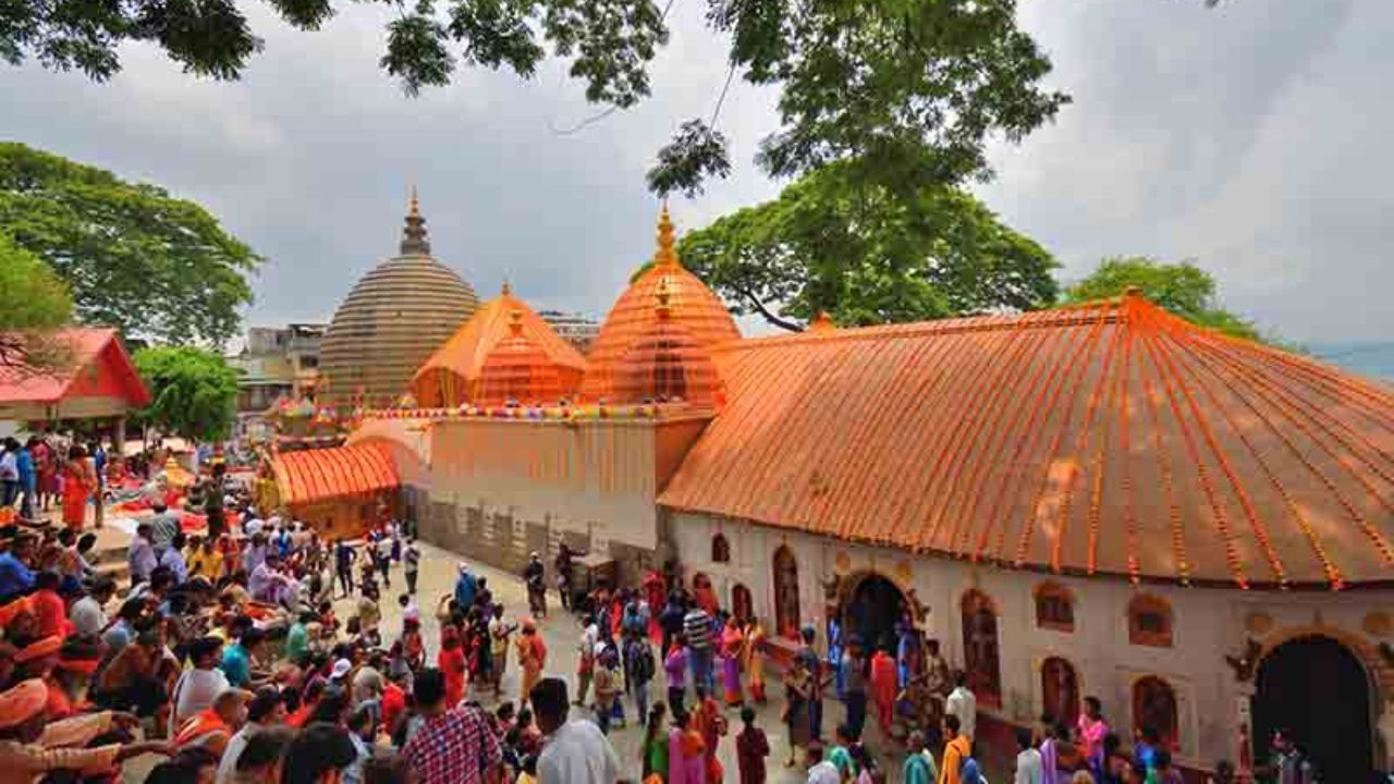 পুজোর রীতি অনুসারে, অম্বুবাচীর প্রথম দিন থেকেই কামাখ্যা দেবীকে লাল কাপড় বা ওড়না অর্পন করা হয়। লোকবিশ্বাস, দেবীকে লাল অর্পন করা হলে ভক্তদের ইচ্ছেপূরণ হয়। 