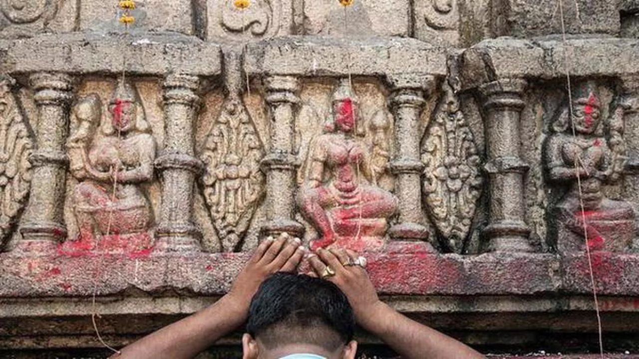 এদিন প্রতিমার চারপাশে সাদা কাপড় বিছিয়ে দেওয়া হয়। তিন দিন পর মন্দিরের দরজা খোলা হলে সেই কাপড় লাল রঙে ভিজে যায সেই রক্তভেজা কাপড়ের এক টুকরো পেতে হুড়োহুড়ি লেগে যায় ভক্তদের মধ্যে। এই কাপড়ই প্রসাদ হিসেবে ভক্তদের মধ্যে বিলিয়ে দেওয়া হয়।