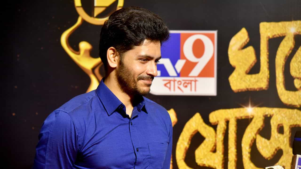 Ghorer Bioscope Award : 'ঘরের বায়োস্কোপ' নামটাই অভিনব বলে মনে করছেন 'গানের ওপারে'-এর গোরা Ghorer Bioscope Award : 'ঘরের বায়োস্কোপ' নামটাই অভিনব বলে মনে করছেন 'গানের ওপারে'-এর গোরা