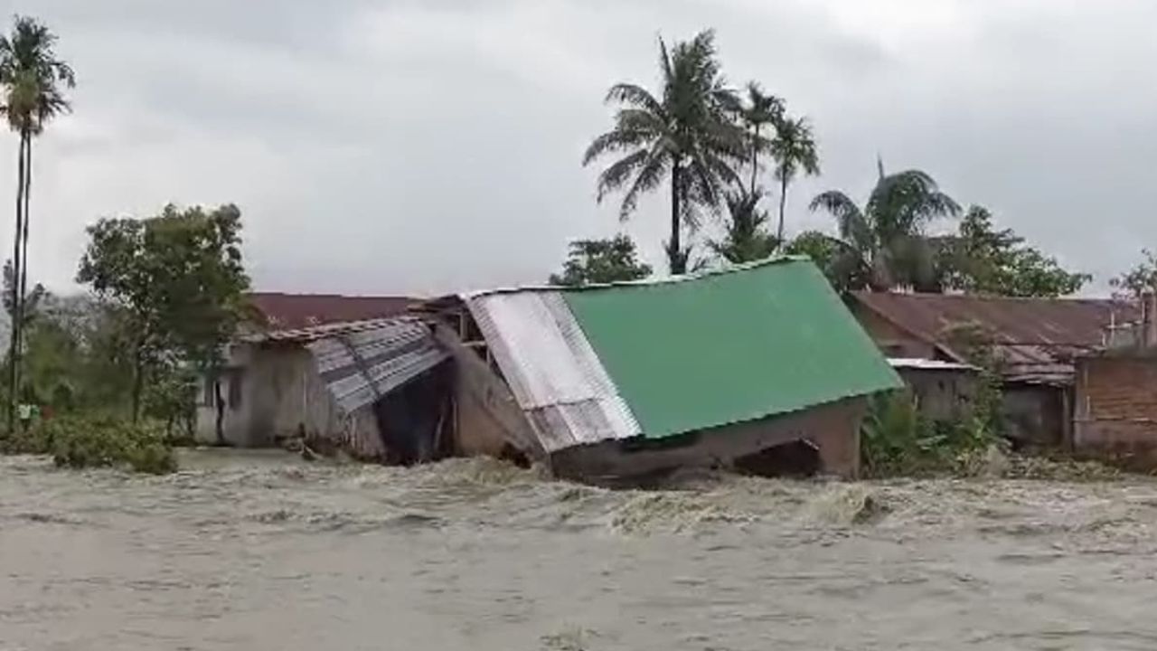 Assam Flood: অসমে বানভাসি ১৩টি জেলা, বন্যা-দুর্গত প্রায় ৩৪ হাজার মানুষ ...