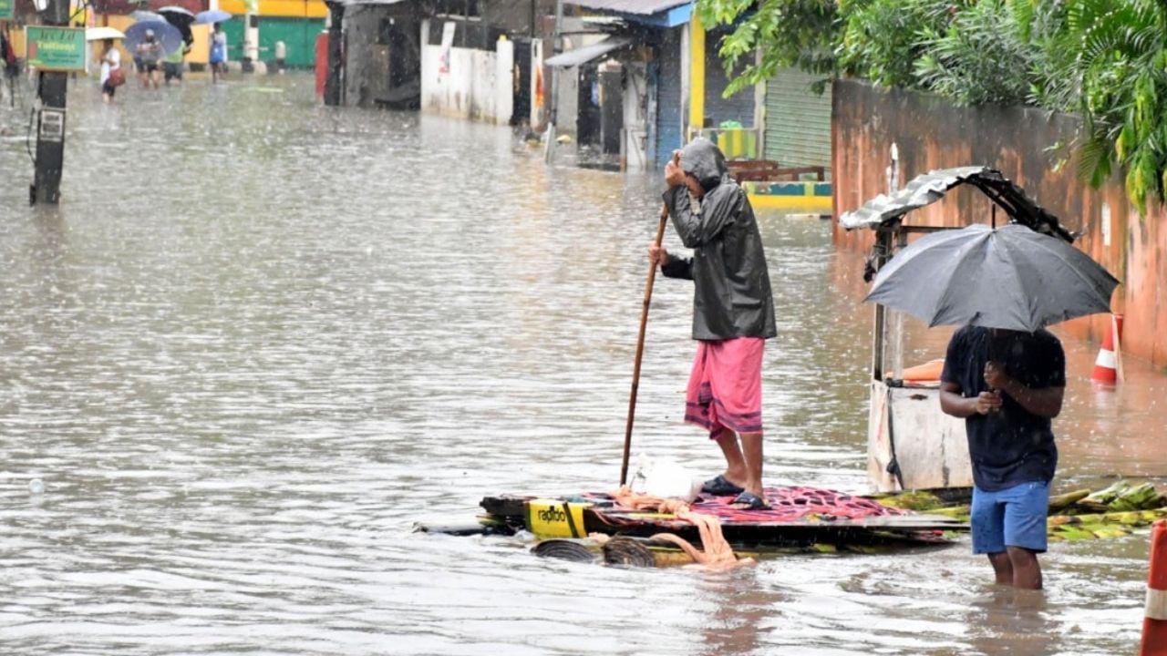 Flood in Assam: অসমের বন্যা-পরিস্থিতি ভয়াবহ, বানভাসী ১০ জেলার লক্ষাধিক বাসিন্দা