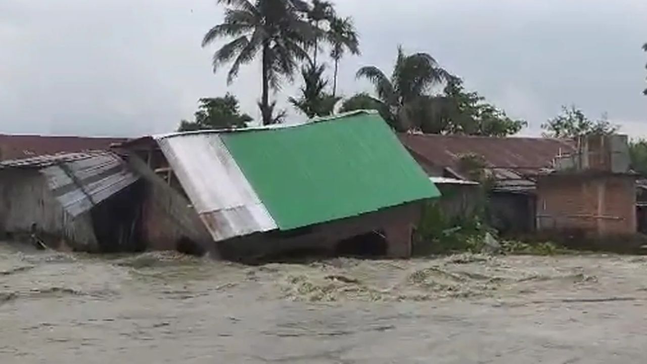 Flood in Assam: টানা বৃষ্টিতে ভাসছে অসমের ৩ জেলা, বানভাসি প্রায় ২৯ হাজার মানুষ