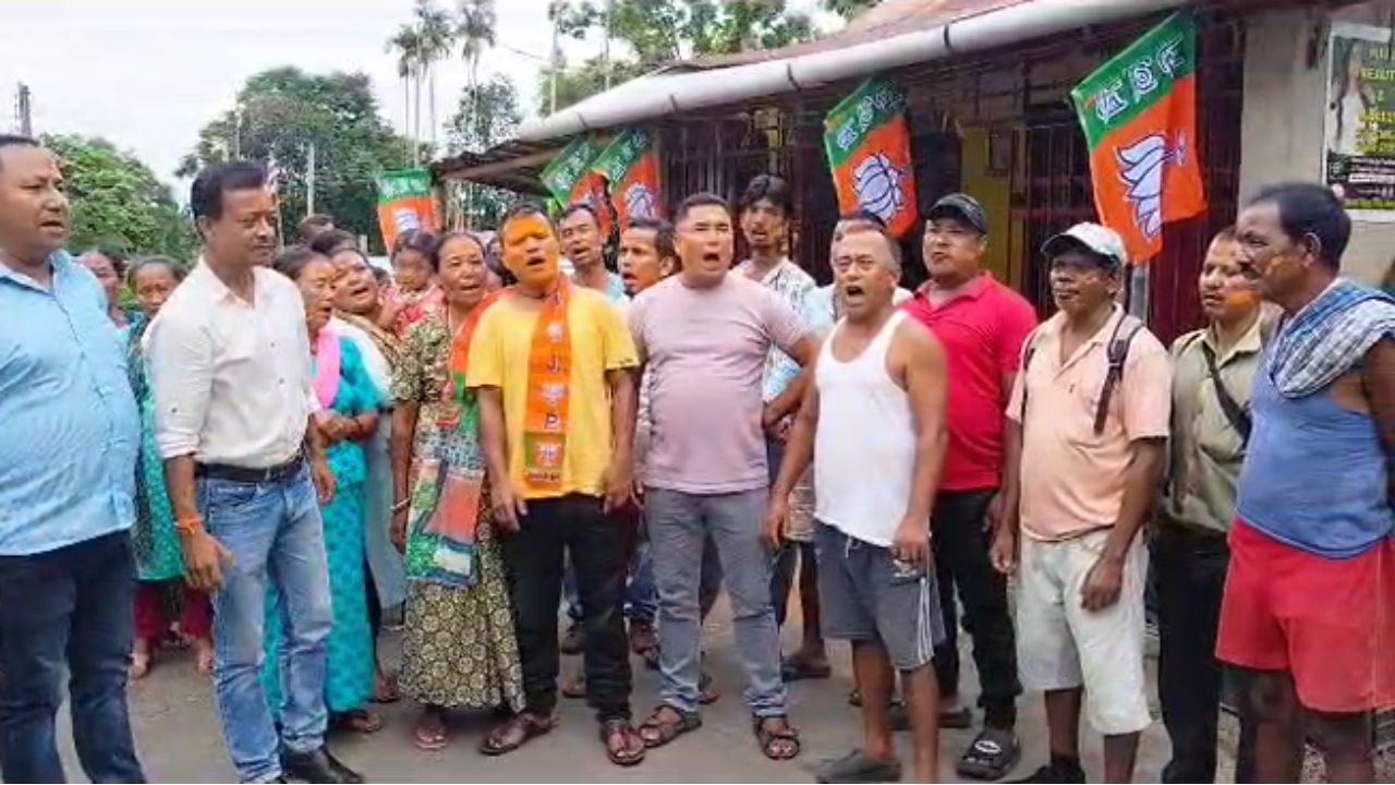 West Bengal Panchayat Polls: 'ফাঁকা মাঠে গোল' দিয়ে পঞ্চায়েত দখল বিজেপি-র, আবির উড়িয়ে উচ্ছ্বাস