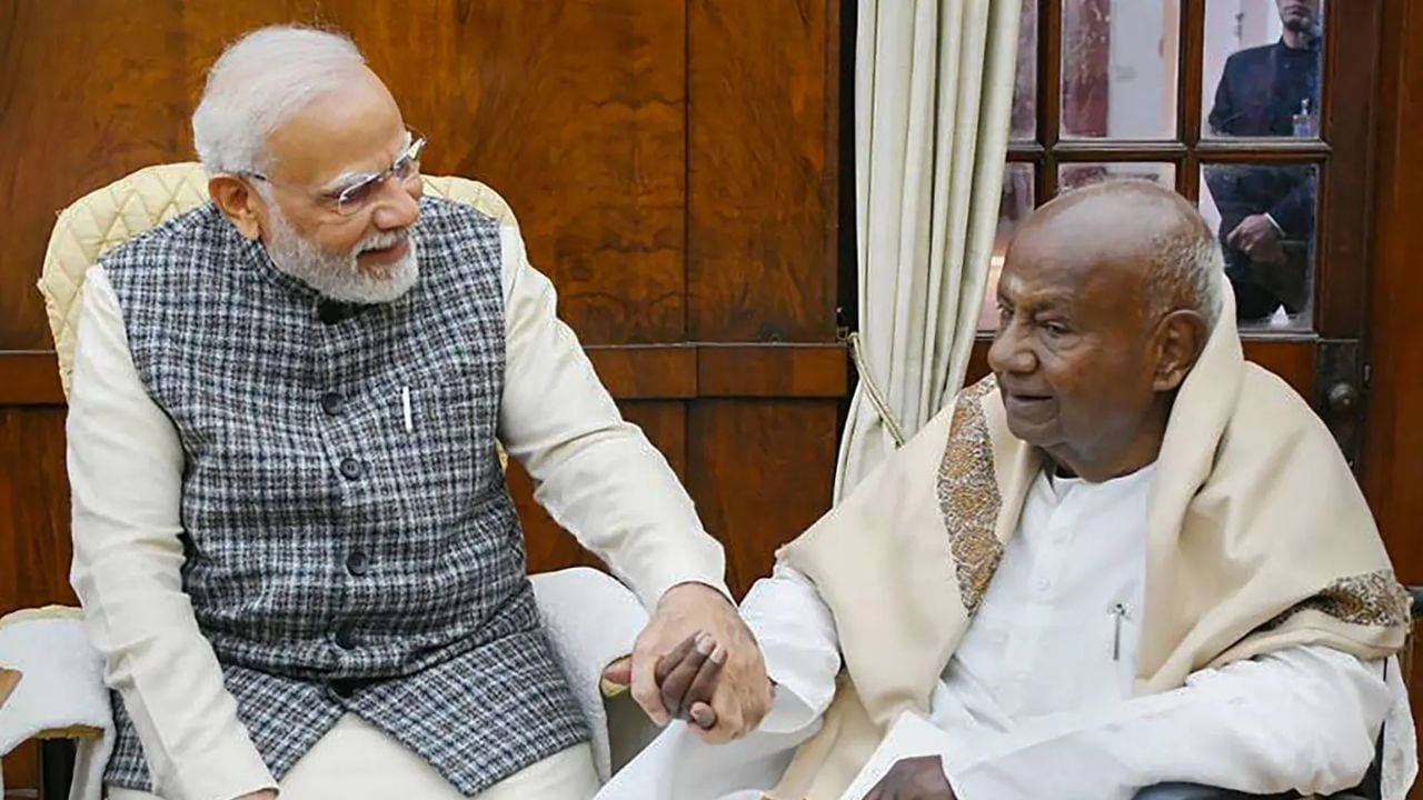 BJP-JDU: ‘সেরাটুকু দিয়েছেন রেলমন্ত্রী’, দেবেগৌড়ার প্রশংসা নতুন সমীকরণের ইঙ্গিত? BJP-JDU: ‘সেরাটুকু দিয়েছেন রেলমন্ত্রী’, দেবেগৌড়ার প্রশংসা নতুন সমীকরণের ইঙ্গিত?