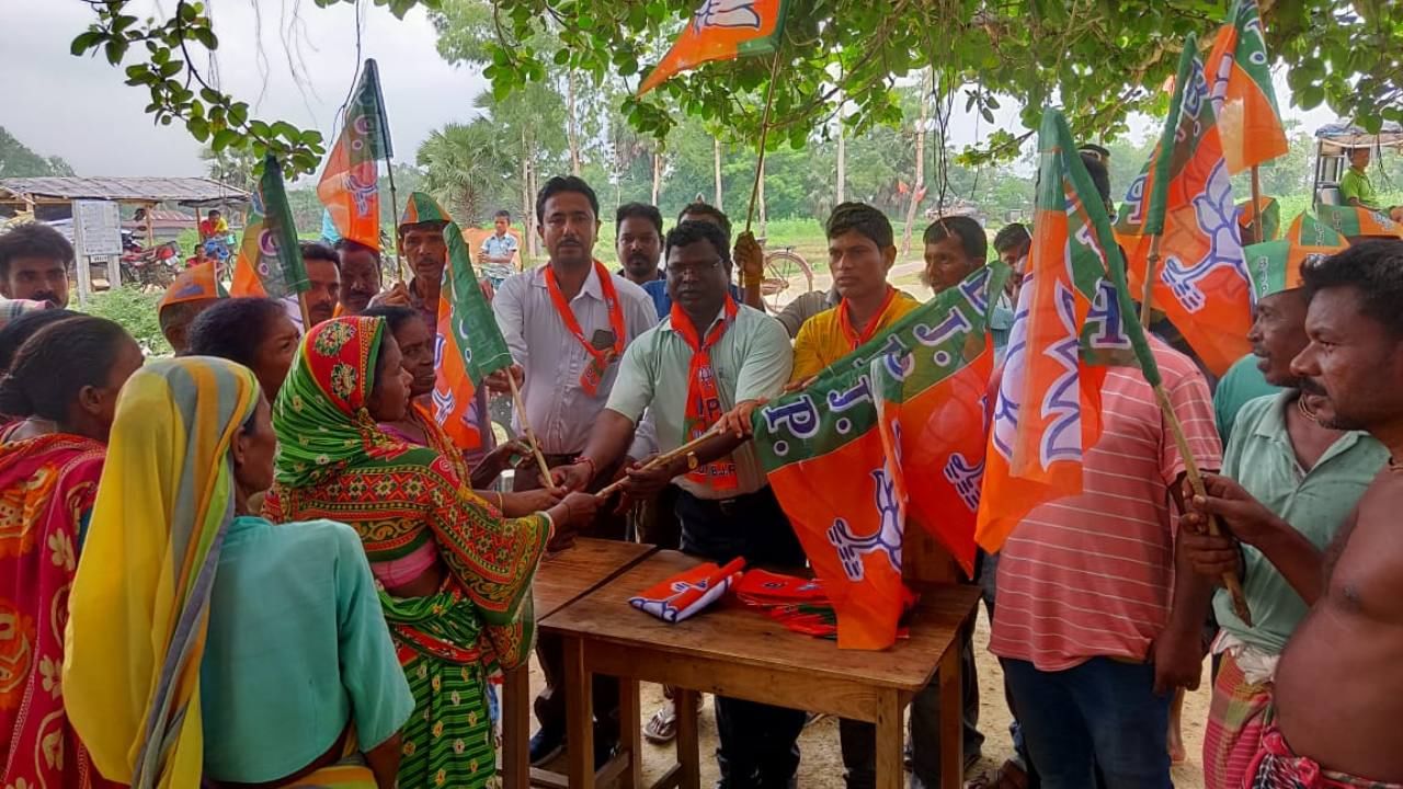 WB Panchayat Election: তপনে ১৭০টি পরিবার যোগ দিল বিজেপিতে, আলিপুরদুয়ারেও ভাঙন ঘাসফুল শিবিরে