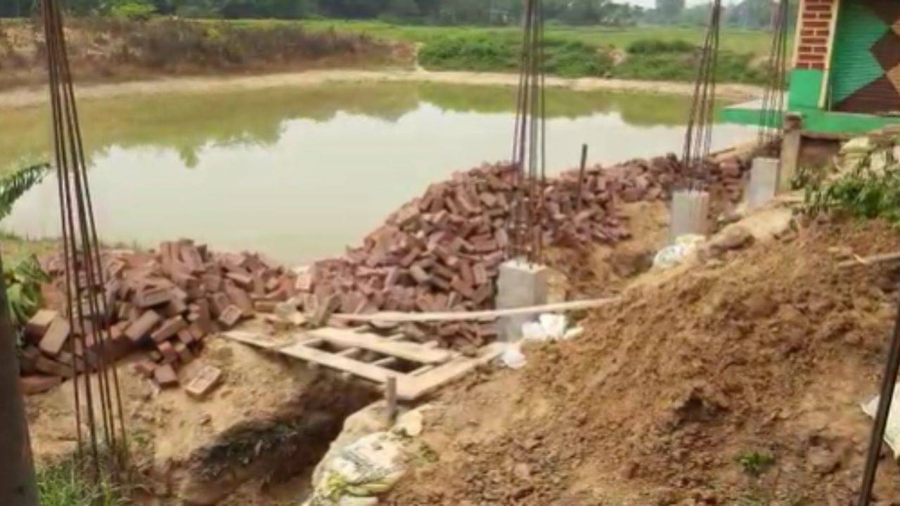 Bankura: পুকুর ভরাটের অভিযোগ শাসকদলেরই প্রভাবশালী নেতার বিরুদ্ধে