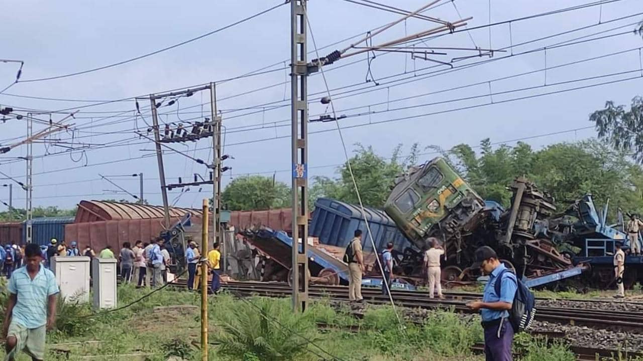 Bankura Train Accident: ঘুমিয়ে পড়েছিলেন চালক? তাতেই বাঁকুড়ায় ভয়াবহ দুর্ঘটনার কবলে পড়ল দুটি ট্রেন?