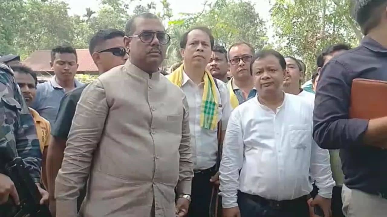 National SC Commission: বাংলায় তামাশা চলছে, দিনহাটায় মৃত বিজেপি নেতার বাড়িতে এসে ক্ষোভ প্রকাশ জাতীয় SC কমিশনের