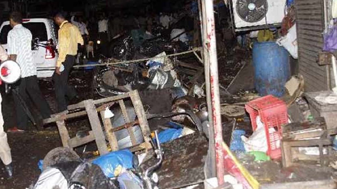 Best Bakery Case: গুজরাটে বেস্ট বেকারি হত্যা মামলায় দুই অভিযুক্তকে বেকসুর খালাস দিল মুম্বইয়ের দায়রা আদালত Best Bakery Case: গুজরাটে বেস্ট বেকারি হত্যা মামলায় দুই অভিযুক্তকে বেকসুর খালাস দিল মুম্বইয়ের দায়রা আদালত