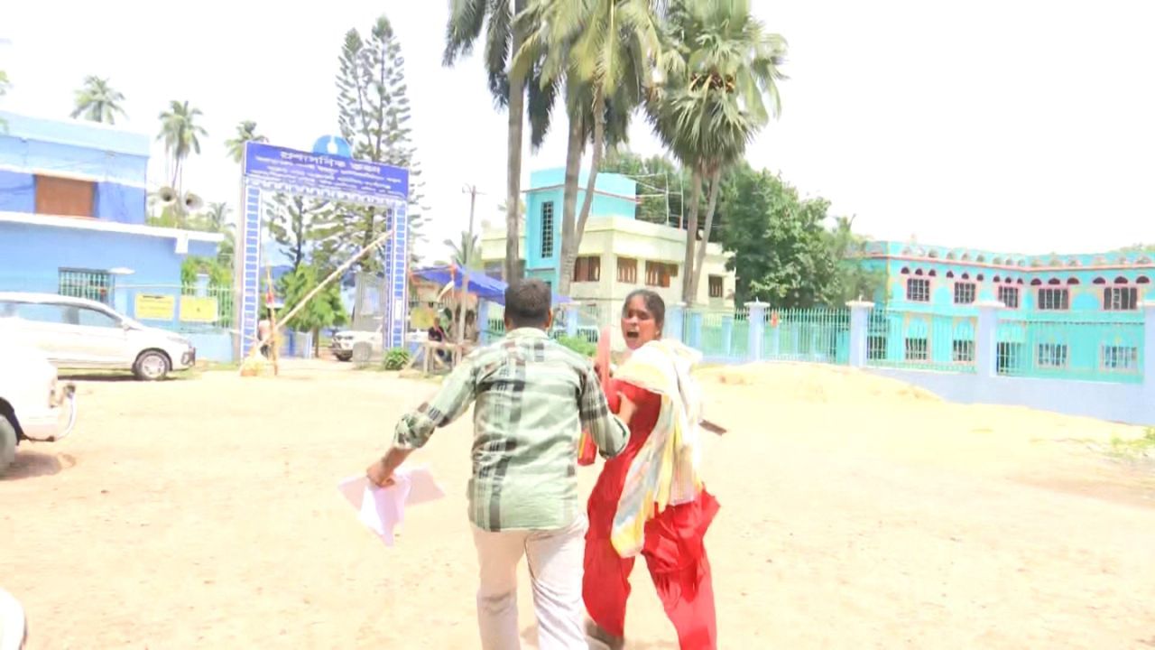 মঙ্গলবারের চিত্রপটে প্রথমার্ধে কিছুটা হলেও পিছু হটতে বাধ্য হয়েছিল পুলিশ, পরে নিজ ফর্মে। বুধবার প্রশাসনের ভূমিকা কী থাকে, সেটাই দেখার।