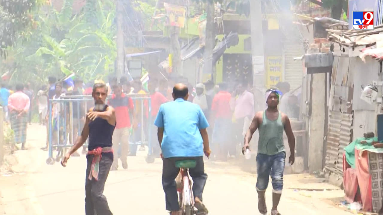 WB Panchayat Polls 2023: বিডিও অফিসের সিঁড়িতে বোমা, চলল গুলি পুলিশ ছুড়ল টিয়ার গ্যাস, মনোনয়ন ঘিরে অগ্নিগর্ভ ভাঙড়