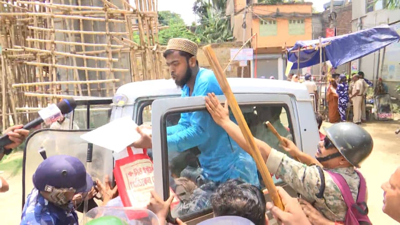 WB Panchayat Polls 2023: প্রথমার্ধে ব্যাকফুটে, দ্বিতীয়ার্ধে ISF প্রার্থীদের কলার ধরে টেনে গাড়িতে তুলল পুলিশ!