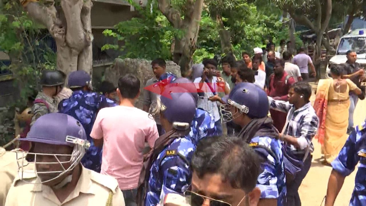 অভিষেক বন্দ্যোপাধ্যায়ের সভা ও কমিশনের প্রোটোকলে ভাঙড় ২ নম্বর ব্লকে সওকত মোল্লা আসেননি । 
