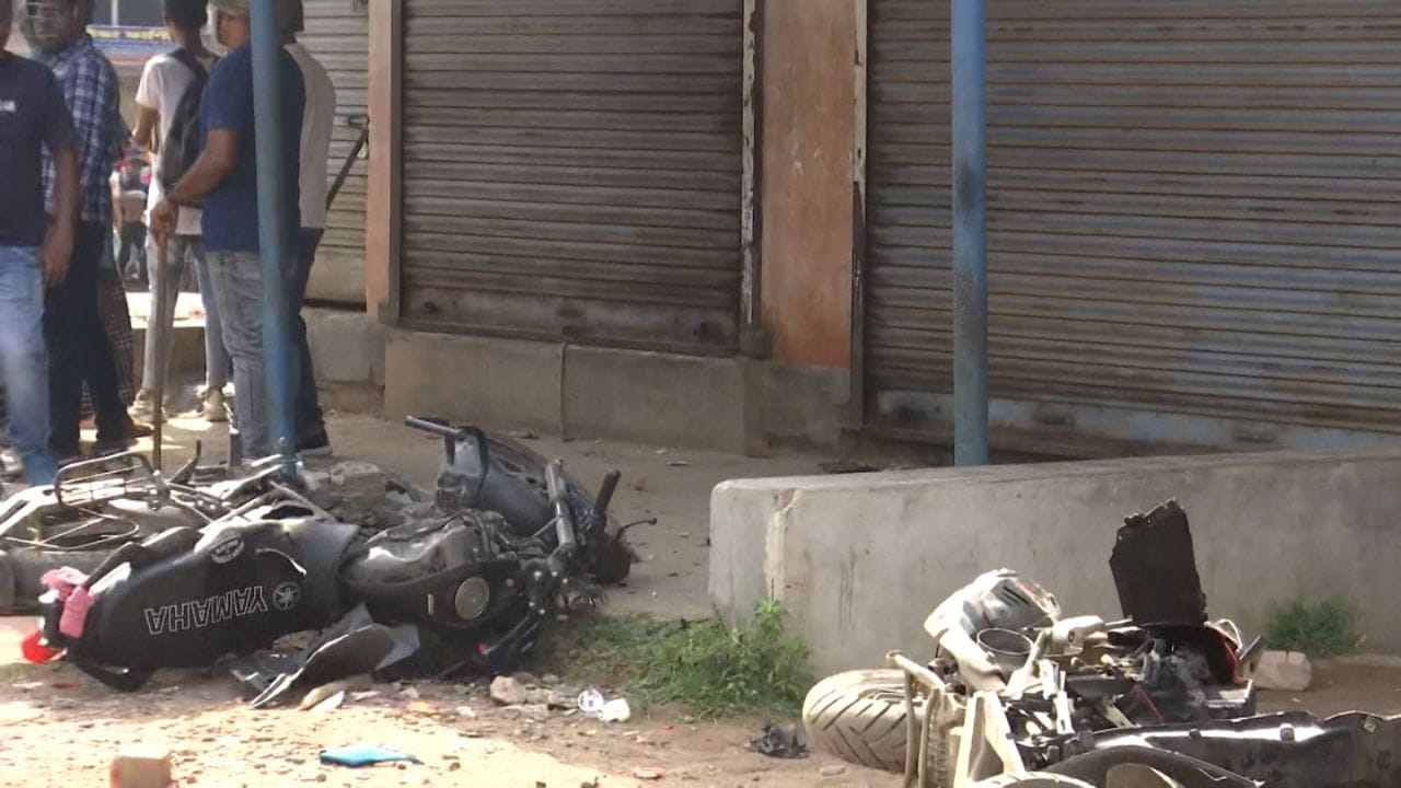 দিনভর টানটান উত্তেজনা, বোমাবাজি, গুলি, কাঁদানে গ্যাসের শেল, ধরপাকড়- এসবের মাঝেই আরাবুল ইসলামের ভাঙড় ২ নম্বর ব্লকে মনোনয়ন জমা দিল আইএসএফ। বুধবার ভাঙড় এক নম্বর ব্লকে আইএসএফের মনোনয়নের দিন, সেখানে কী পরিস্থিতি তৈরি হয়, সেটার দেখার। 