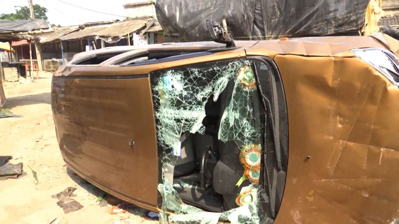 রাজনৈতিক মহলের দাবি, সোমবার ছিল ট্রেলর। মঙ্গলবার শো হল। বুধবার তবে কি মেগা শো? 
বুধবার ভাঙড় ১ নম্বর ব্লকে আইএসএফ প্রার্থীদের নমিনেশন জমা দেওয়ার কথা। 