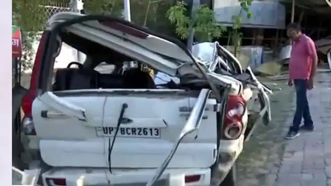 Lucknow: রাস্তার হোর্ডিং ভেঙে পড়ল SUV-র উপর, গাড়ির ভিতেরই মৃত্যু মা ও মেয়ের