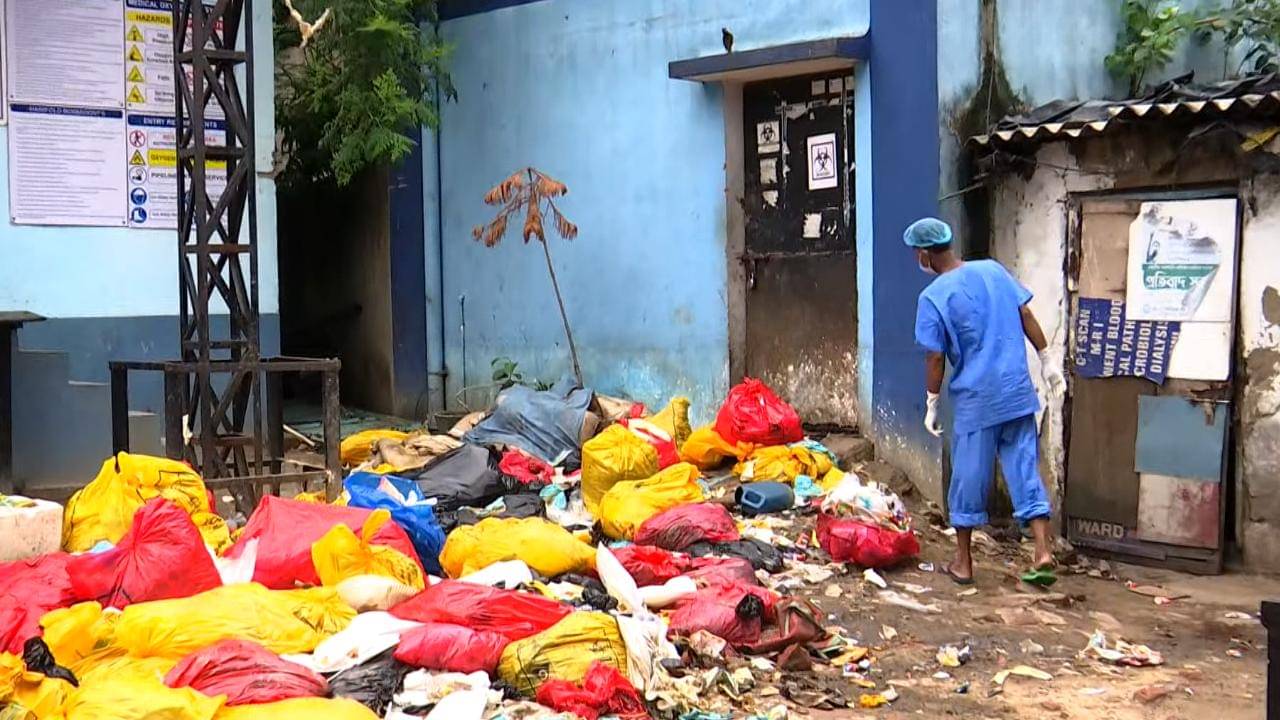 Medical College: ন্যাশনালে মেডিকেল চত্বরে বায়োমেডিক্যাল বর্জ্যের পাহাড়, কর্তৃপক্ষের উদাসীনতায় সংক্রমণ নিয়ে বাড়ছে উদ্বেগ