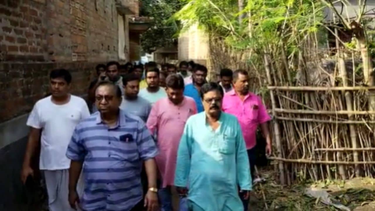 Birbhum: করমণ্ডল বিপর্যয়ের পর খোঁজ নেই মুরারইয়ের ৩ শ্রমিকের, পরিবারের সঙ্গে দেখা করলেন বিধায়ক