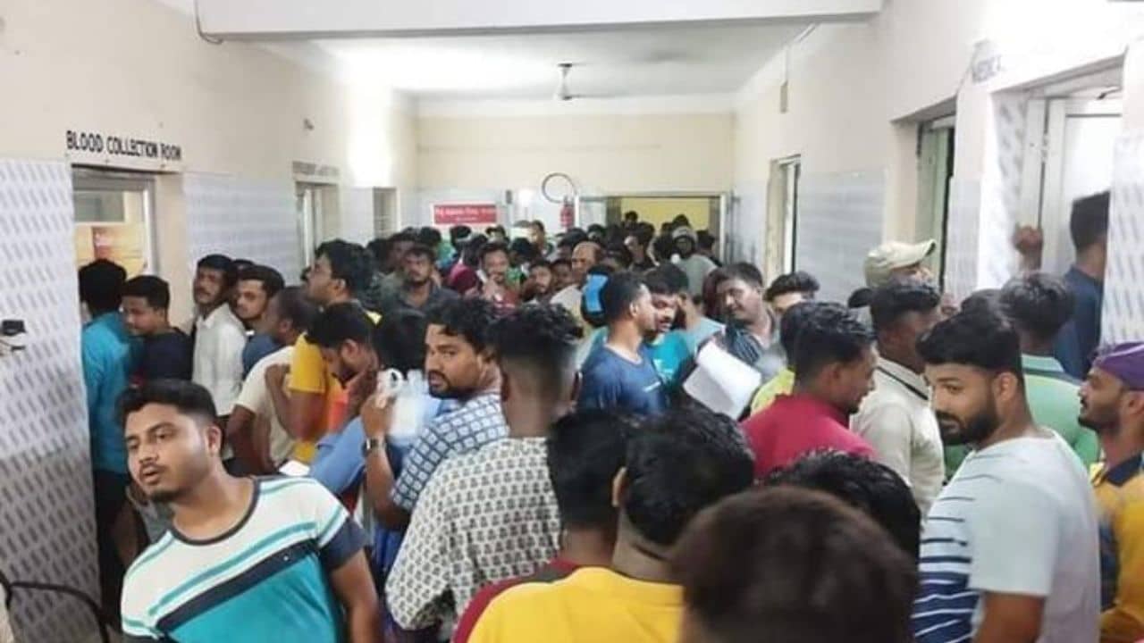 Coromandel Express Derailed: সবের উর্ধ্বে মানবতা, রাত থেকে রক্তদানের লম্বা লাইন ওড়িশার বিভিন্ন হাসপাতালে, সামিল পুলিশও