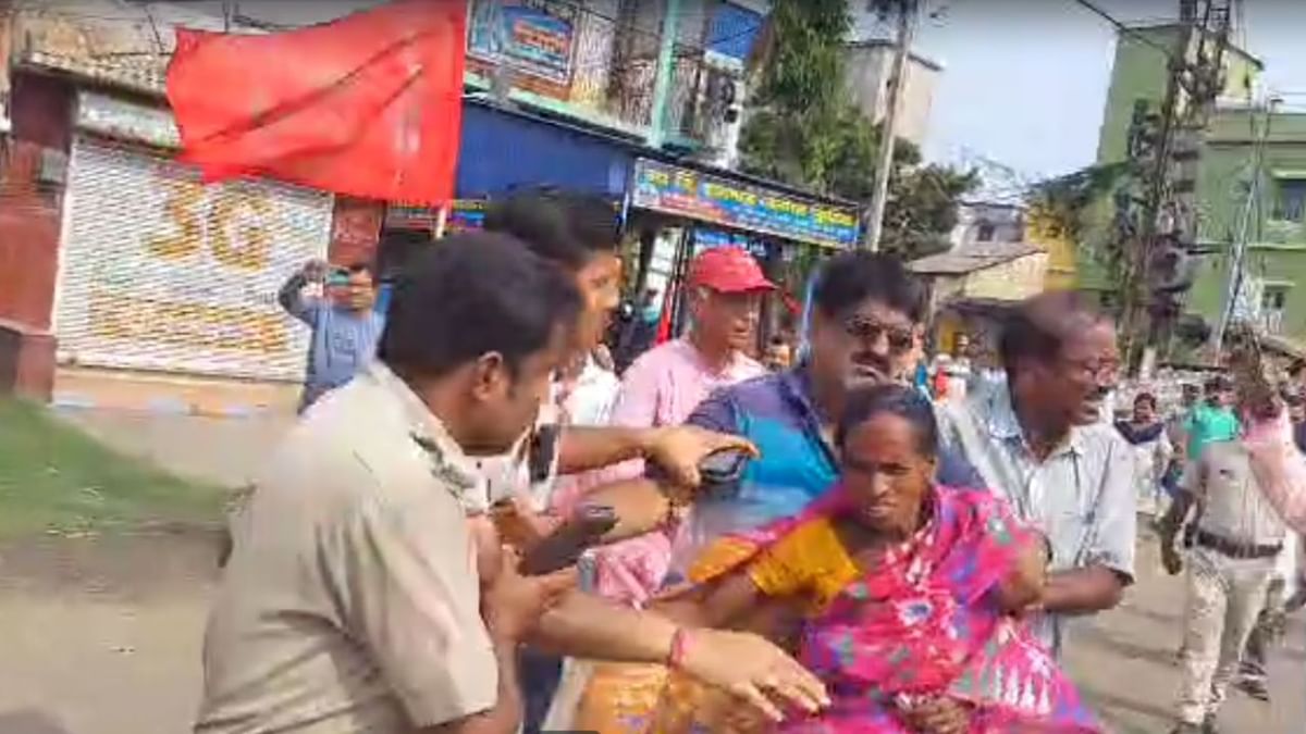 Bengal Panchayat Election: প্রার্থীকে নিয়ে রাস্তার মাঝেই নেতা-পুলিশের টানাটানি, নজিরবিহীন ছবি দাসপুরে