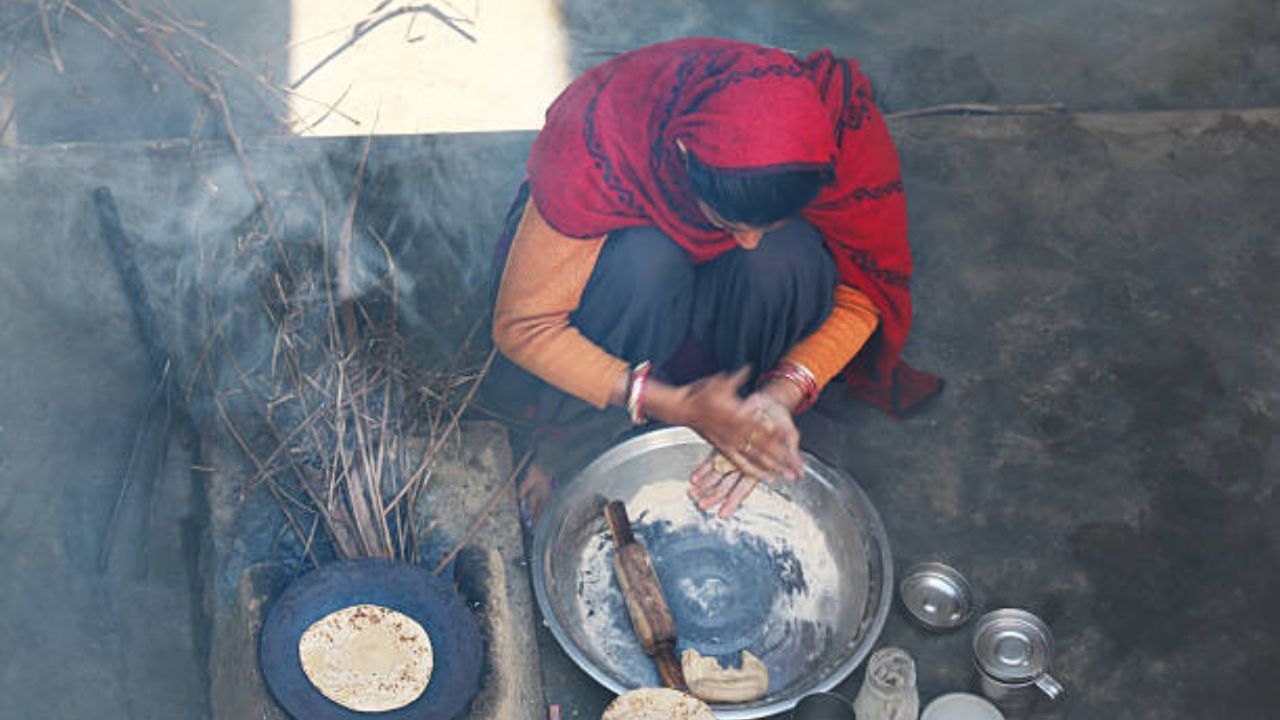 আটার মধ্যে সামান্য নুন আর গোলমরিচের গুঁড়ো মিশিয়ে নিন মাখার সময়। এবার অল্প অল্প জল দিয়ে মেখে নিন। চাইলে হাফ চামচ ঘি দিয়ে আটায় ময়ানও দিতে পারেন। এতে পেটের জন্য ভাল। 