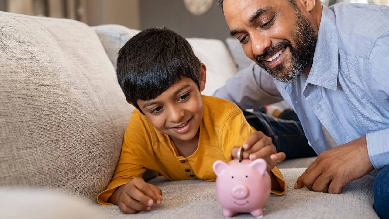 Money lessons for child: আপনার শিশুকে অর্থের বিষয়ে দিন এই ৫ শিক্ষা, সারা জীবনে টাকার অভাব হবে না