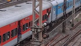 Howrah: হাওড়া থেকে রওনা দেওয়ার পরই প্যান্টোগ্রাফ ভেঙে বিপত্তি, দেড় ঘণ্টা পর গড়াল কোলফিল্ড এক্সপ্রেসের চাকা Howrah: হাওড়া থেকে রওনা দেওয়ার পরই প্যান্টোগ্রাফ ভেঙে বিপত্তি, দেড় ঘণ্টা পর গড়াল কোলফিল্ড এক্সপ্রেসের চাকা