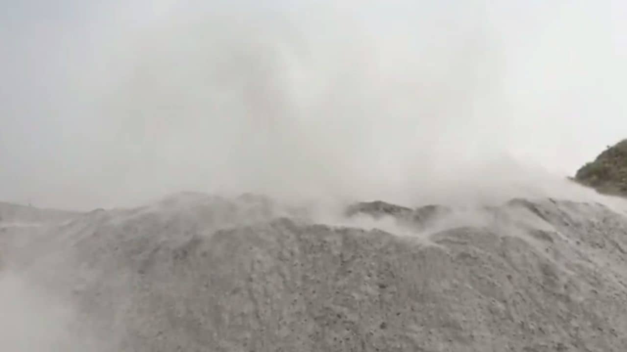 Raniganj: ফ্লাইঅ্যাশ দিয়ে খনি ভরাটের অভিযোগ, দূষণে জেরবার রানিগঞ্জের আদিবাসী গ্রাম