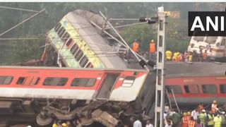 Andhra Pradesh: ২০০ বাক্স বিয়ার নিয়ে হাইওয়েতে উল্টে গেল ট্রাক, তারপর যা ঘটল…ভিডিয়োতেই দেখে নিন