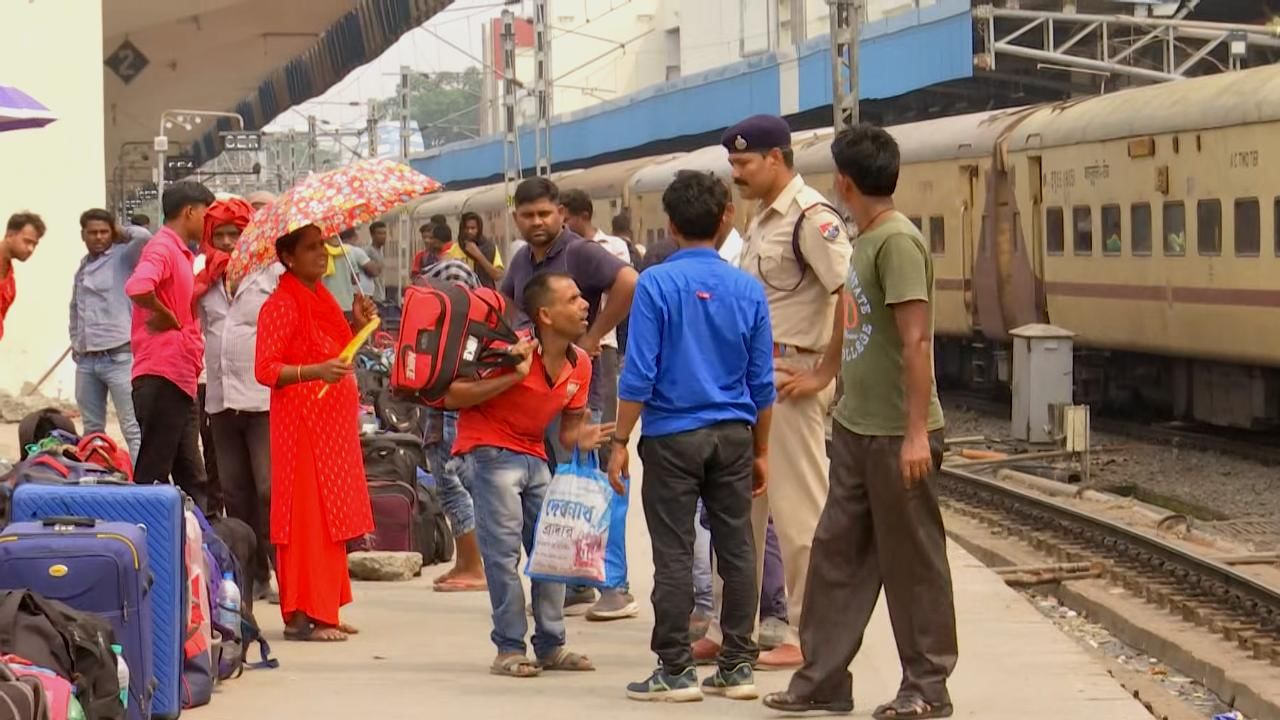 Coromandel Express: ‘এখানে কাজ নেই, পেটের দায়ে যেতে হচ্ছে ভিন রাজ্যে’, করমণ্ডলে উঠে বলছেন পরিযায়ী শ্রমিকেরা