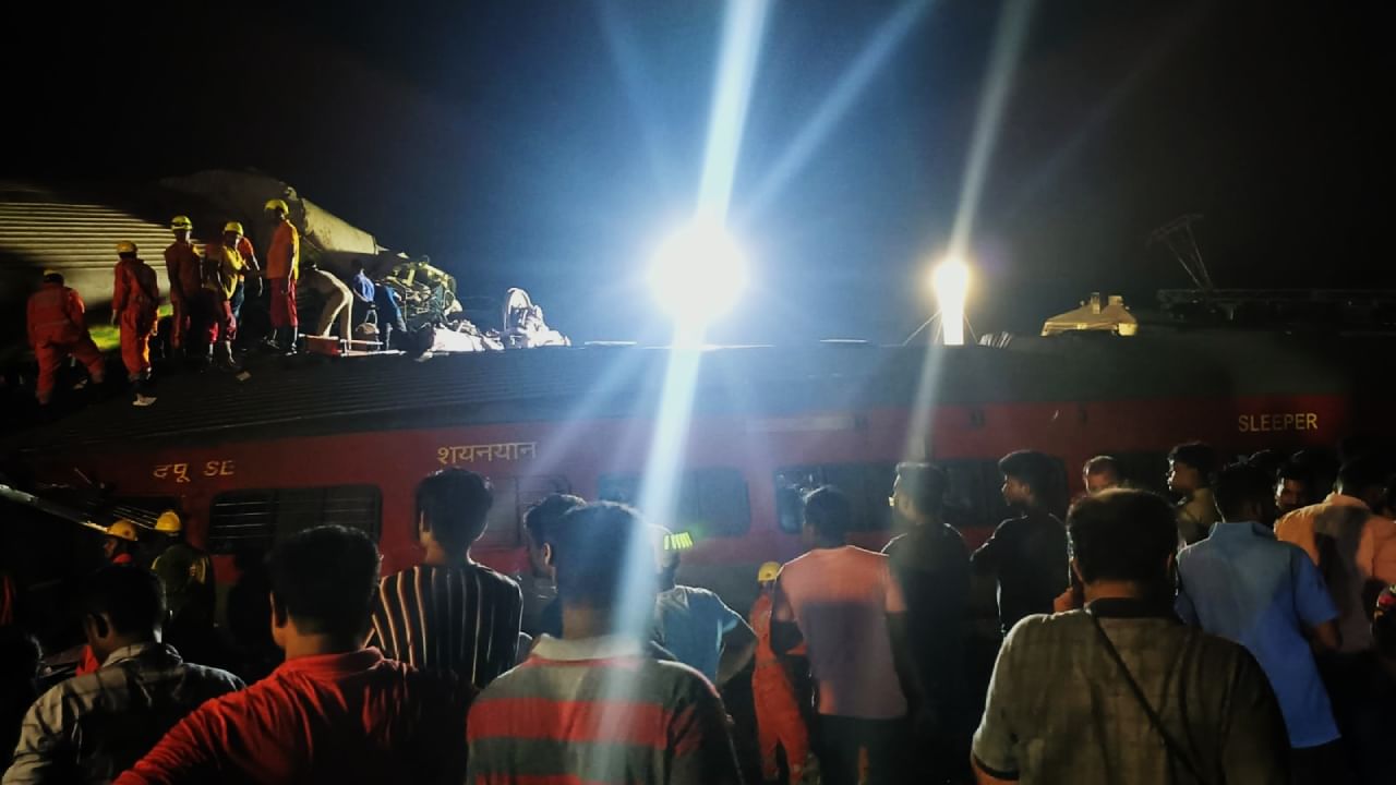 Coromandel Express accident: 'কানফাটা শব্দ, গিয়ে দেখি চারিদিক ভেসে যাচ্ছে রক্তে', এখনও কাঁপছেন প্রত্যক্ষদর্শী Coromandel Express accident: 'কানফাটা শব্দ, গিয়ে দেখি চারিদিক ভেসে যাচ্ছে রক্তে', এখনও কাঁপছেন প্রত্যক্ষদর্শী