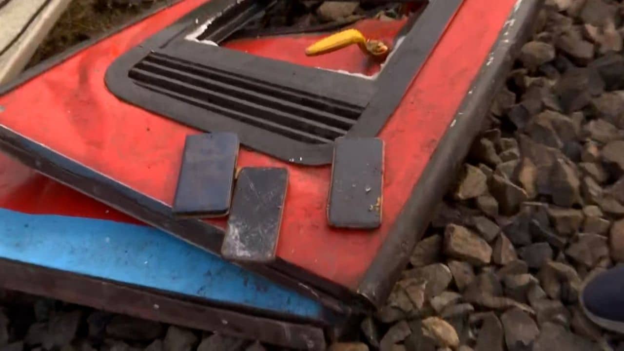 Coromandel Train Accident: বেজে যাচ্ছে ফোন, ভেসে উঠছে প্রিয়জনের মুখ, তারপর নট রেসপন্ডেড! অ্যাম্বুলেন্সের সাইরেন, গোঙানির মাঝেও প্রিয়জনের রিংটোন