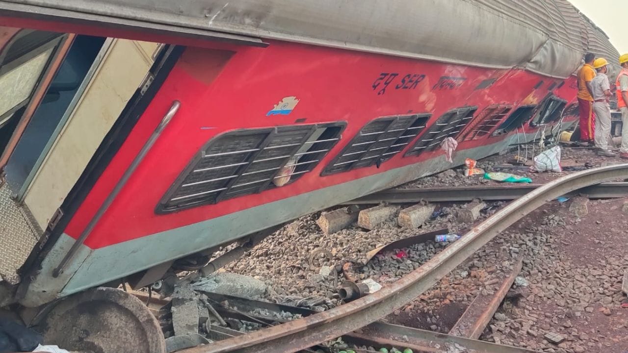 Coromandel Express derailed রেলযাত্রা নিরাপদ করতেই জোড়া হয়েছিল