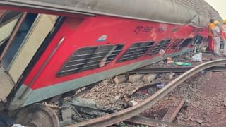 Coromandel Train Accident: যেন ময়লার গাড়িতে স্তূপীকৃত করা হচ্ছে দেহের সারি! নিহত যাত্রীদের পরিজনদের গলায় দলা পাকানো ক্ষোভ