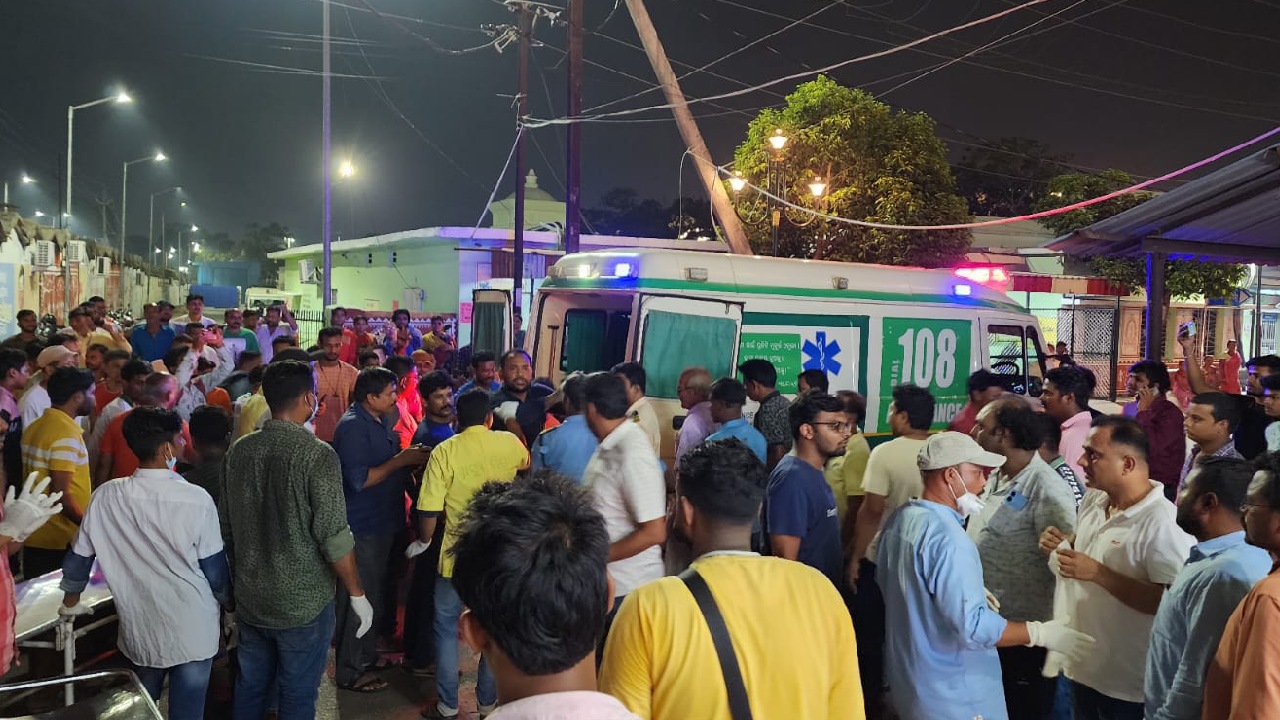 Coromandel Express accident: ৫০ অ্যাম্বুলেন্সও যথেষ্ট নয়, উদ্ধারকাজে বাসকে কাজে লাগাচ্ছে ওড়িশা