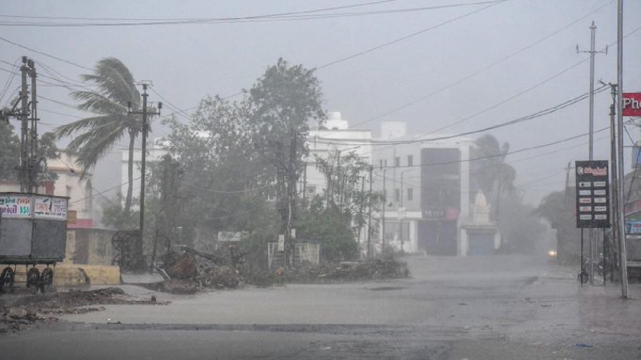 Cyclone Biparjoy: 'বিপর্যয়ে' ছারখার, অন্ধকারে ঢাকল উপকূলীয় গুজরাট; আজ ঝড় রাজস্থানে