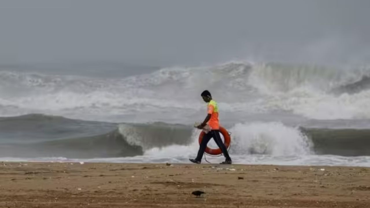 Bengal Weather Update: গুজরাটের মাথার উপর পাক খাচ্ছে বিপর্যয়, বাংলায় তাপপ্রবাহের সঙ্গেই ভারী বৃষ্টির সতর্কতা