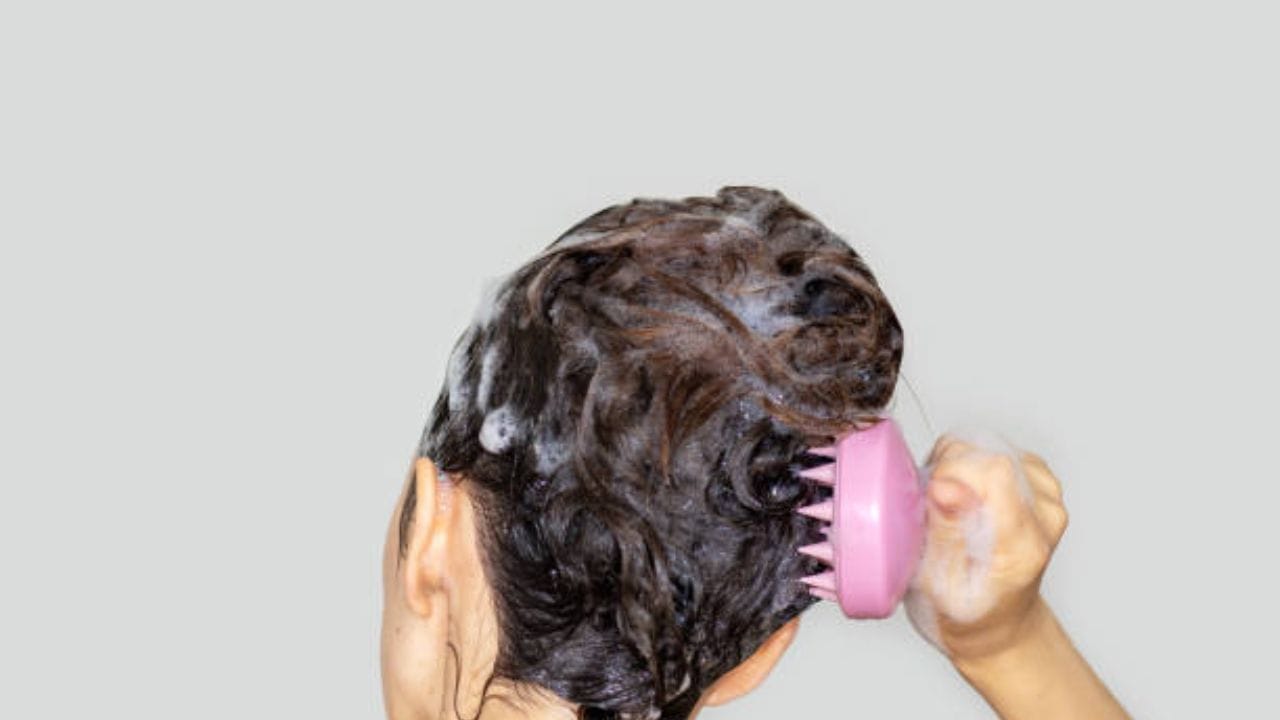 যদি অতিরিক্ত ব্রণর সমস্যা হয়, ত্বকে চুলকানি লেগে থাকে সাহলে সাবধান। মনে রাখবেন এতে খুশকির সমস্যাও বাড়ে। খুশকি হলে চুল পড়া কেউ আটকাতে পারবে না। 